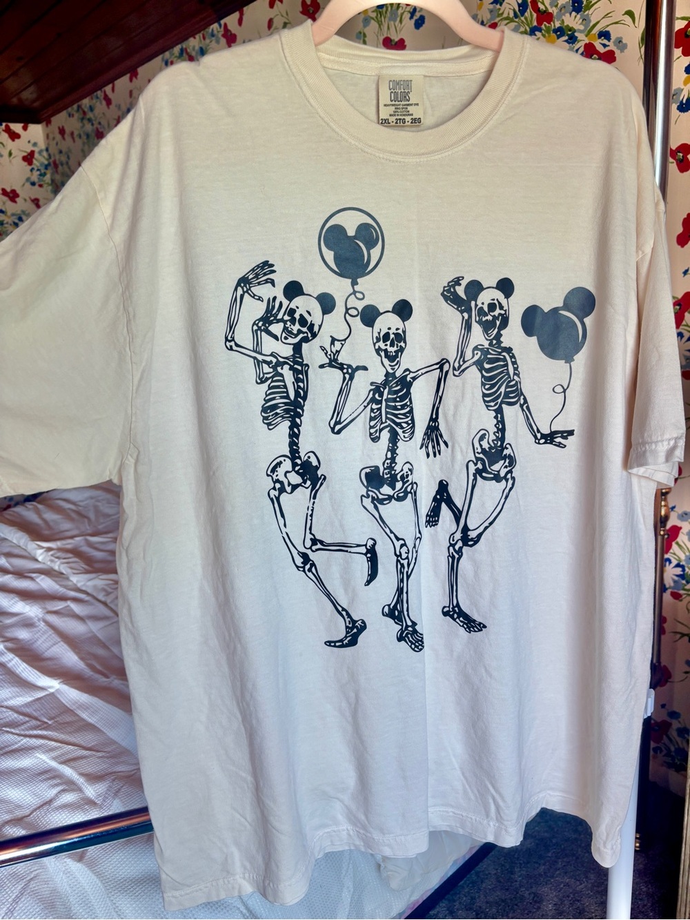 comfort colors 2xl skeleton mouse ear balloon tee beige halloween spooky graphic